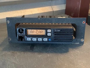 Radio bidireccional Icom IC-F521 VHF 136-174 Mhz 256 canales 50 vatios con soporte - Imagen 1 de 3
