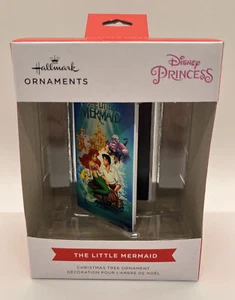 Hallmark Little Mermaid VHS Retro Disney Adorno Navidad 2022 - Imagen 1 de 7