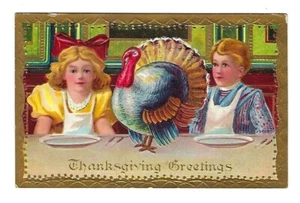 Postal de Acción de Gracias de 1910 2 niños con pavo en relieve - Imagen 1 de 2