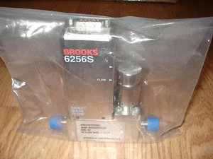 BROOKS 6256SBZVCLAC SMART MASS FLOW CONTROLLER, P/N 22-045874-00 - Picture 1 of 4