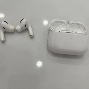 Apple AirPods Pro with MagSafe Wireless Charging Case - Lightining - White - Picture 1 of 5