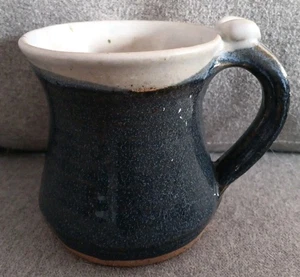 Taza hecha a mano MAXWELL Studio Art Pottery de 10 oz con reposapulgares  - Imagen 1 de 7