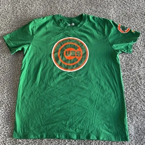 NWOT New Era MLB Chicago Cubs Green St Patricks' Cotton Logo T-Shirt Men's XL - Picture 1 of 8
