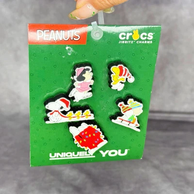 Crocs Jibbitz Peanuts Navidad Paquete de 5 Charlie Brown Snoopy Lucy Woodstock Nuevo con etiquetas Foto 1 de 2