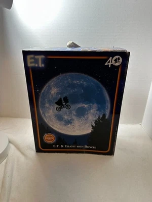 E.T. 40 Aniversario Elliott y E.T. Figura de acción On Bike Deluxe Ultimate 7" Foto 1 de 4