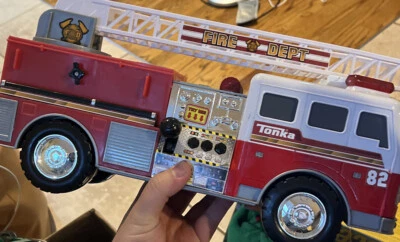 2011 Hasbro Tonka Fire Rescue Truck With Moving Ladder Tested, Lights Don’t Work - Image 1 of 4