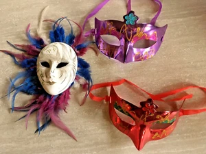 Ballmasken,Augenmasken,Gipsmaske und Fasnachtshexe auf Besenstiel, konvolut. - Bild 1 von 9
