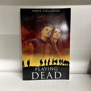 Playing Dead,Anne Elizabeth Colledge, Manuel Roca F6 - Imagen 1 de 3