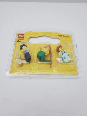 Lego 6254531 Minifigure 3-Pack (2009) Police Officer & Dog, Mermaid Veterinarian - Image 1 of 4