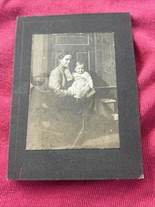 VINTAGE BLACK/WHITE PHOTO:  AMERICAN FAMILY PORTRAIR MOTHER & CHILD CIRCA 1920s - Picture 1 of 5