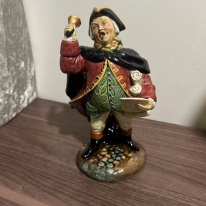 Figura Royal Doulton 'Town Crier' HN2119 diseñada por Peggy Davies - Imagen 1 de 6