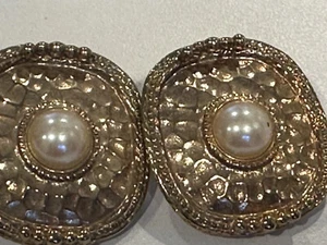 Pendientes cuadrados vintage perforados de oro ornamentado con perlas hechos en EE. UU. - Imagen 1 de 7