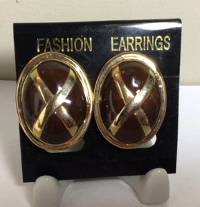 PRETTY VTG PAIR OF NOS OVAL BROWN ENAMEL CLIP-ON EARRINGS W/GOLDTONE ACCENTS - Picture 1 of 6