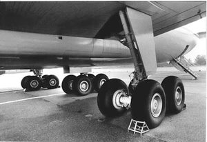 Original-Pressefoto  Il-86 CCCP- 86003 Hauptfahrwerk des Prototyps - Bild 1 von 1