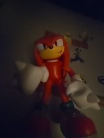JAKKS Pacific Sonic The Hedgehog Knuckles With Chaos Emerald 4 in Action Figure