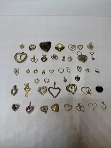 Vintage bis jetzt Konvolut 44 goldfarbene Herz Anhänger  - Bild 1 von 19