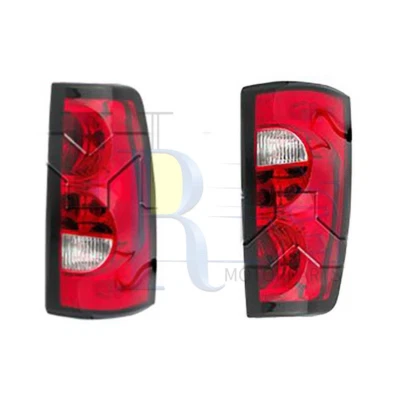 Conjunto de luces traseras izquierda derecha TYC 2 piezas para Chevrolet Silverado 2500 2004-2006 Foto 1 de 4
