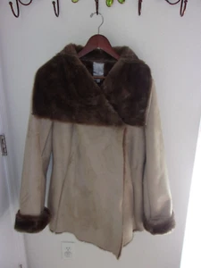 CHAQUETA DE GAMUZA JENNIFER LÓPEZ TAMAÑO MEDIANO DE PIEL SINTÉTICA CUELLO COMPLETO PARA MUJER - Imagen 1 de 4