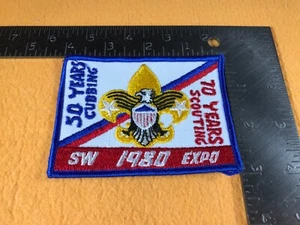 Q2-28 BOY SCOUTS OF AMERICA PATCH -1980 EXPO 70 ANNI SCOUTING /50 ANNI CUBBING - Foto 1 di 2