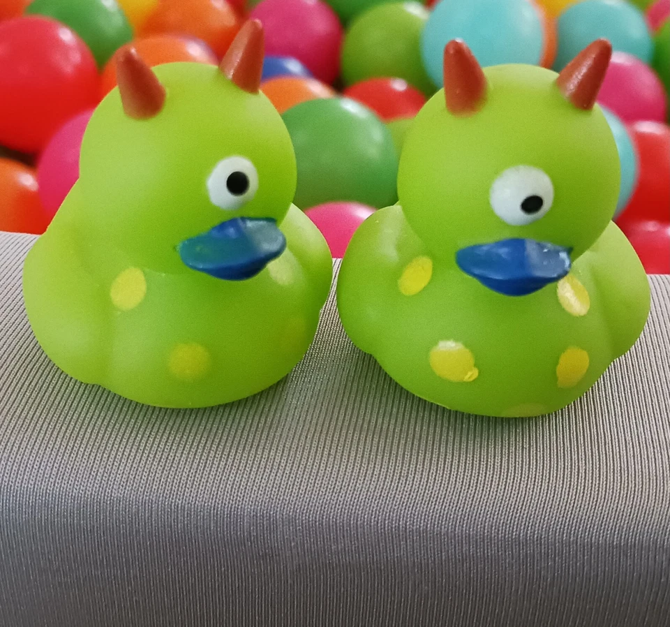 X2 Mini Pato Pato de Goma 1" Cíclope con Cuernos Amscan Lote de 2 Foto 1 de 1