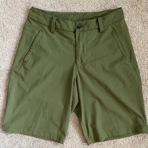 Lululemon Commission Herrenshorts 30 grün entspannt Golf Stretch 11" Chino adrett - Bild 1 von 5