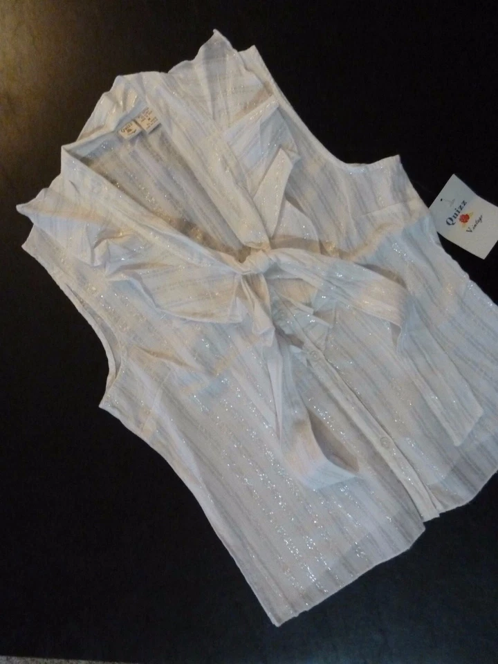 Quizz Ruffle Front Bow Sleeveless Top Blouse Sz M White Silver Lurex Button Up - Image 1 of 4