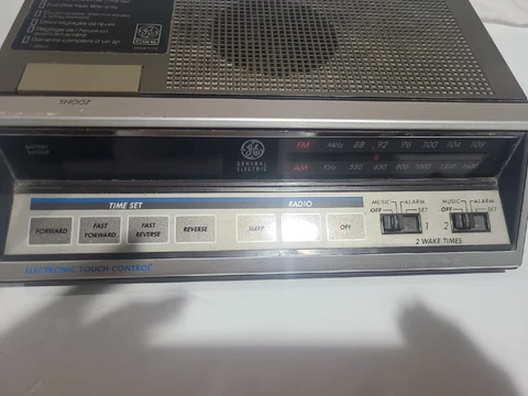 Vintage GE Electronic Touch Control Woodgrain Retro Alarm Clock FM AM Radio. Ex Cover