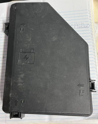 2011 CADILLAC SRX ENGINE FUSE BOX  LID --S3 - Imagem 1 de 3