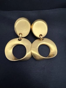 Pendientes de clip colgantes vintage años 80 CLARA STUDIO 2" esculpidos tono dorado cepillado - Imagen 1 de 5