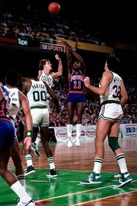 Isaiah Thomas Detroit Pistons shoots a jump shot v Boston Celtics - Old Photo - Picture 1 of 1
