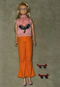 Vintage 60er Mattel Skipper Puppe mit seltenem Flower Power Strick Top & Schlittschuhen - Bild 1 von 12