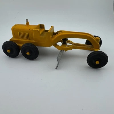 TOOTSIETOY 679 CATERPILLAR ROAD GRADER Vintage Tractor Toy 1950s Original Paint - Image 1 of 4