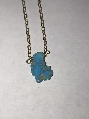 collar turquesa crudo con cadena llena de oro Foto 1 de 3