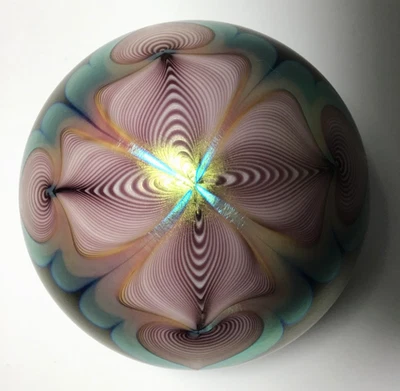 Peso de papel assinado 1980 STUART ABELMAN penas puxadas iridescentes aquáticas 3" - Imagem 1 de 4