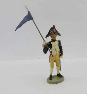 32644 PLOMB / EMPIRE / SOLDAT NAPOLEONIEN GENDARME PORTE BANNIERE 80MM - Picture 1 of 1