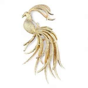 "Pájaro del Paraíso firmado por Avon tono dorado cepillado 3"" con ojo de estrás transparente" - Imagen 1 de 3