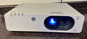 Panasonic PT-FW430 WXGA 3500 Lumens 3LCD Projector - Bild 1 von 7