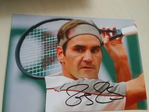 ROGER FEDERER - TENNIS - LEGEND - ORIG. AUTOGRAPH on 13 x 18 cm PHOTO - - Picture 1 of 1
