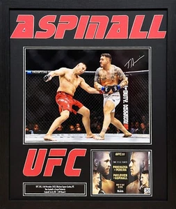 FOTO FIRMADA ENMARCADA TOM ASPINALL UFC CAMPEÓN 16""x12"" de v PAVLOVICH PRUEBA MMA CERTIFICADO DE AUTENTICIDAD - Imagen 1 de 4