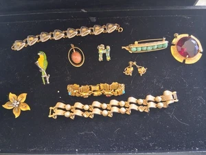 Vintage Konvolut markenlose goldfarbene Broschen Anstecknadeln, Armbänder und Anhänger - Bild 1 von 21
