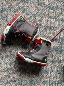 Plae Raven wasserdichte Sherpa Stiefel rabe/rot Größe Kleinkind 9,5 - Bild 1 von 5