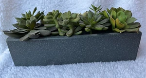 KISTE & FASS ~ KÜNSTLICHES SUKKULENTEN-ARRANGEMENT IN GRAUEM KERAMIK-ÜBERTOPF ~ 12"x5"x3" - Bild 1 von 10