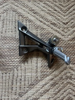 2014 KAWASAKI NINJA 300 ПРАВЫЙ ЗАДНИЙ ПАССАЖИРСКИЙ КОЛЫШЕК ПОДНОЖКА OEM 017 - Изображение 1 из 3