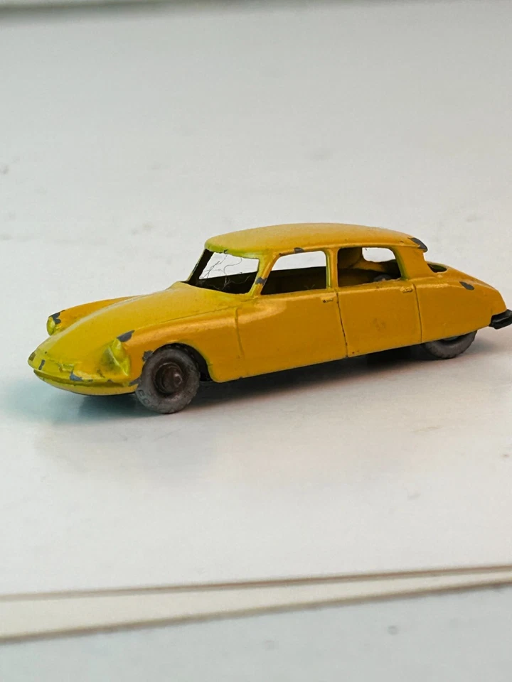 Matchbox Gray Wheel No. 66 Citroen DS 19, Silver Plastic Wheels - Image 1 of 4