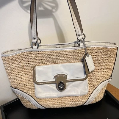 Bolso de hombro Coach de paja con ribete de cuero blanco Foto 1 de 4