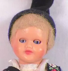 Norwegischer Junge Hartplastikpuppe blau schwarz Filzkleidung Vintage Norwegen - Bild 1 von 6