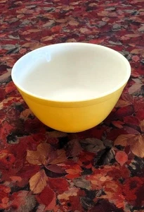 Vintage M.C.M Mid Century Modern Yellow PYREX Ovenware 1.5 Quart Mixing Bowl 402 - Picture 1 of 3