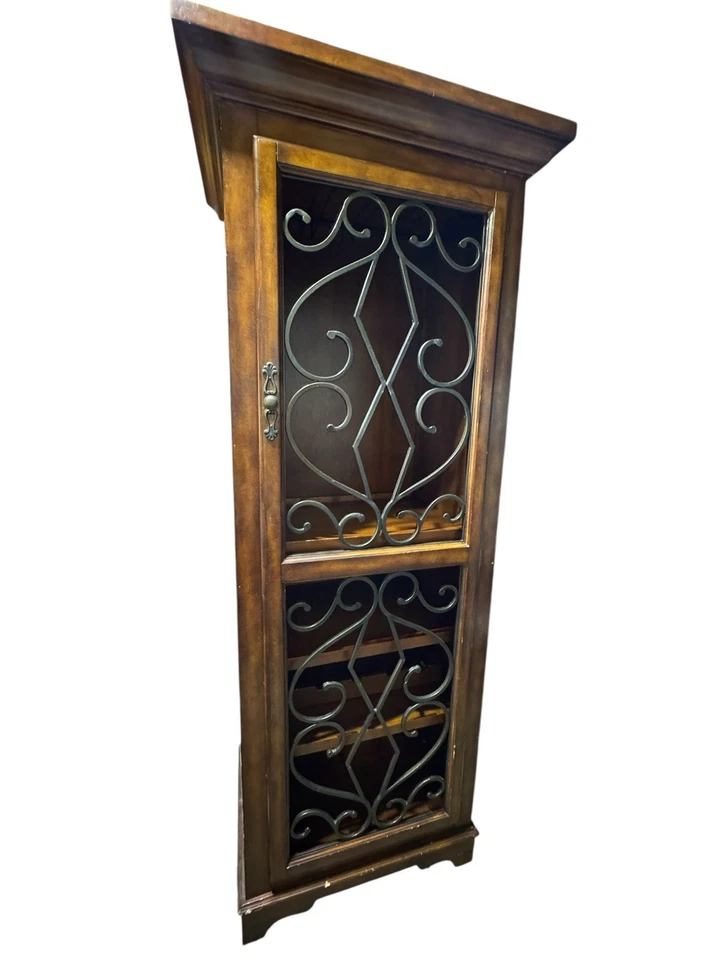 Armario de vino de madera maciza estilo toscano con puerta de filigrana de hierro forjado Foto 1 de 4