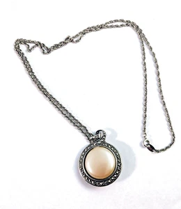 Collar colgante redondo vintage firmado por Avon imitación simulado pera y marcasita - Imagen 1 de 6