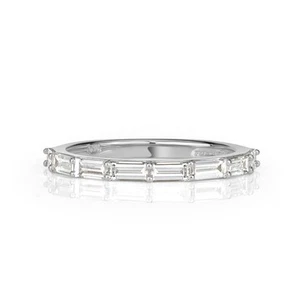 Alianza de boda de diamantes talla baguette de 0,65 quilates en platino - Imagen 1 de 3